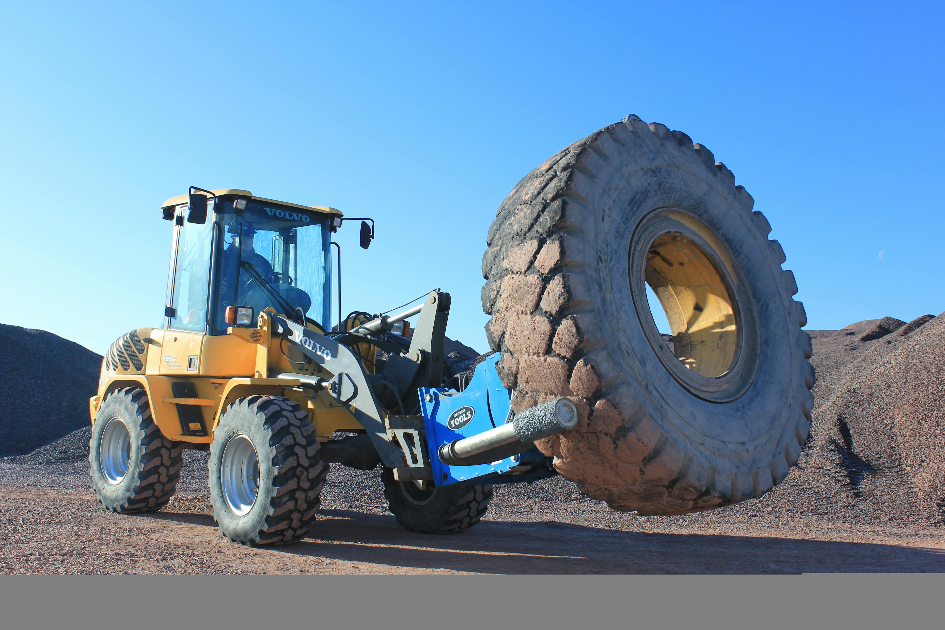 Just Easy Tools Unveils Two-Ton-Capacity Handler for Offroad Tires | Construction News