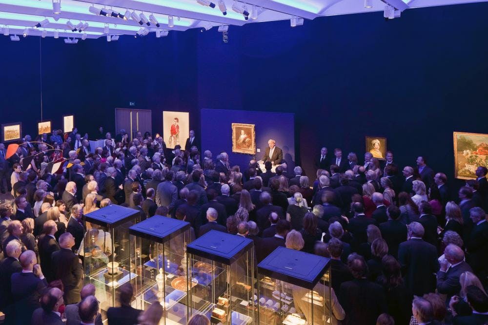 Skyjack Mast Lifts Transform Displays in London Auction House Galleries 